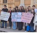 Novi grafiti na novosadskoj Gimnaziji „Jovan Jovanović Zmaj“: „Ćaci je živ“ i „Gde ste naci“