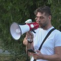 (ВИДЕО) Грађани посветили песму студенту Луки на скупу подршке у Зрењанину