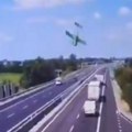 Pogledajte zastrašujući snimak pada aviona na auto-put: U stravičnoj eksploziji stradali advokat i njegova partnerka (video…
