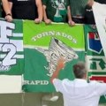 Neverovatno! Dejanu Savićeviću gostujući navijači klicali u albanskom mestu u Crnoj Gori, dobio i zastavu