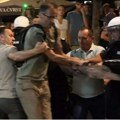 Čovek koji je sinoć napao policajce, ubrzo pušten - nedavno gađao kamenjem radnike na Kablaru
