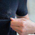 Zaboravite četke i valjke: Evo kako uz pomoć jednostavnog trika ukloniti pseće dlake sa odeće