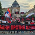 Skupovi pristalica SNS u više gradova, okupljeni nose transparente protiv blokada i zastave