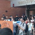 Novi skup ispred Filozofskog u ns na poziv studenata u blokadi: Policija ispred ulaza