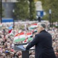 "Ne želimo da poginemo za Ukrajinu": Hiljade Orbanovih pristalica marširaju kroz Budimpeštu (video, foto)