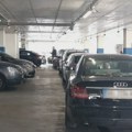(VIDEO) U garaži Kliničkog se čeka više od sata na izlaz: "Kolona automobila se ne pomera, ljudi su nervozni"