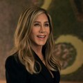 Dnevna soba Dženifer Aniston diktira najveći trend u uređenju enterijera za 2026. godinu: U centru prostorije drži stolicu i…
