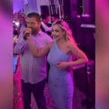 (Video) Aca Kos oteo mikrofon Maji Berović na slavlju kod Duška Šarića: Počeo da peva "Srce hoće promene"