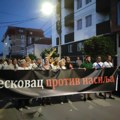 Učesnicima protesta u Leskovcu Cakić pokazao zgradu i ulicu za koje kaže da su gradonačelnikova i njegovog pobratima