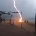 Jeziv snimak sa plaže Grom pogodio dve osobe istovremeno (video)