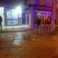 Haos u Bulevaru kralja Aleksandra: Poplava na ulici, saobraćaj obustavljen, ljudi u neverici gaze vodu do članaka FOTO