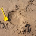 Neshvatljiva nesreća: Deca kopala rupu na plaži, a par minuta kasnije pesak se urušio i zatrpao devojčicu