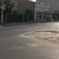 Proverili smo kako izgleda asfalt kroz koji je propao kamion: Vozači i dalje zaobilaze taj deo