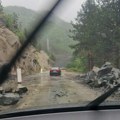 Veliki odron na magistrali kod Priboja Vozači poručuju: Pored odrona je i klizavo, a s druge strane reka Lim (foto)