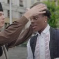 Odmah mu stavili šajkaču! Poznati influenser Speed došao u Srbiju i po kiši zaigrao kolce (foto)