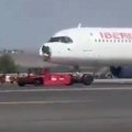 Putnici u panici hvataju maske za kiseonik: Avion sat vremena kružio iznad Madrida, pa sleteo sa rupom (foto/video)