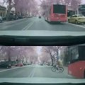 Za dlaku sprečena tragedija u Nišu! Biciklista izleće na kolovoz, vozač automobila ga ne vidi do poslednjeg trenutka, a onda…