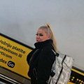 Naša pevačica (60) ful našminkana sletela U Beograd: Nadograđene trepavice, kosa zalizana - Sama vuče torbe