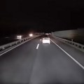(Video) Objavljen horor snimak sa autoputa! Sa kamiona otpali delovi, "korsa" u mrklom mraku uleće u mrtav ugao, udara i beži