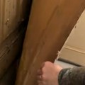 Stara kuća je krila jezivu tajnu: Skinuli gipsanu ploču sa zida - ono što su otkrili ledi krv u žilama! (video)
