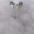 Nadrealne fotografije: Zbog guste magle i smoga vide se samo vrhovi solitera: letovi u Sarajevu otkazani, savet da se ne…