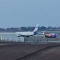 Avion iz Turske prinudno sleteo u Beograd Hitne službe na terenu, sumnja se na curenje goriva (video)