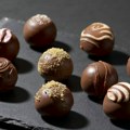 Napravite sami savršene praline: Spoj hrskavih lešnika, karamele i mlečne čokolade oboriće vas s nogu kao iz prodavnice…