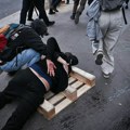 Barikade na ulicama, stotine uhapšenih, policija suzavcem i šok-bombama rasteruje demonstrante
