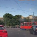 Karambol na Slaviji: Otpao deo mreže za napajanje, tramvaju u vožnji izlomljena stakla (video)