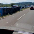 Stravična saobraćajna nesreća kod Jagodine! Prevrnuo se kamion na auto-putu (video)