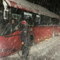 Zavejano Vranje, spasioci izvlačili 24 putnika iz zaglavljenog autobusa u snegu