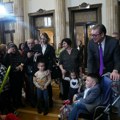 Vučić delio novogodišnje paketiće deci oboleloj od retkih bolesti