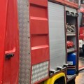 Požar na zgradi na Voždovcu, 18 vatrogasaca na licu mesta