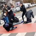 Privedeni nasilnici iz novog sada: Tukli učesnike protesta, jednog od njih udarili automobilom (video)