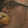 Stadion grmi, a on jede hot dog: Navijač nemačkog kluba nasmejao ceo svet ovim potezom!