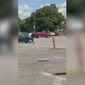 (Video): Muškarac obio BMW, upalio se alarm, on se dao u beg: Sve to usred bela dana ispred tržnog centra, ljudi gledali i…