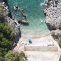 26 metara čistog užitka: Gde se nalazi najmanje poznata plaža Crne Gore koja očarava tirkiznom bojom mora