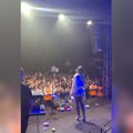 (Video) Breskvica u miniću na trgu, vitke noge u prvom planu: Pevačici fanovi bacali igračke na binu
