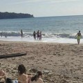 Čamac pun dece i odraslih se prevrnuo U sutomoru! Jaki talasi izazvali dramu, hitno sprovedena akcija spasavanja