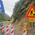 Kamenje i stene se survali na put, vozači izašli da sklanjaju: Odron na magistralnom putu Kraljevo - Raška, na svu sreću nema…
