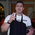 Stao u prvi red i dao ruže Dragani Mirković: Kristijan Golubović uhvaćen s drugom ženom na koncertu folk legende