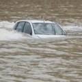 Šok prizor kod Kraljeva! Automobil završio u reci Ibar: Vrata sa vozačeve strane širom otvorena, vozilo pluta (foto)