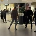Snimak s lica mesta: Pogledajte kako muškarci ničim izazvani fizički napadaju Vujadina Savića u tržnom centru