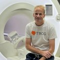 Умро чувени доктор који се 2023. подвргнуо експерименталном лечењу тумора: Опроштајно писмо тера сузе на очи