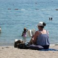 Devojka pokazala kako njen dečko čuva novac na plaži, ljudi ga mole da isproba "balkansku metodu" (video)