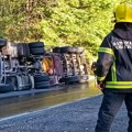 Iz prevrnutog kamiona na Ibarskoj izvučeno telo vozača: Kabina bila totalno smrskana