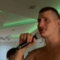 Au, ovo je nestvarno Jokić se go do pojasa latio mikrofona, evo kako Nikola peva (video)