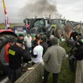 Farmeri na traktorima približavaju se Parizu u nameri da ga blokiraju