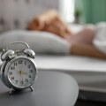 Zašto se budimo pre alarma? Kako unutrašnji sat upravlja našim snom, otkrijte naučnu tajnu