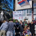 Zaposleni u kragujevačkim školama u akciji podrške kolegi koji je povređen na protestu u Beogradu